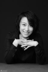 组图：丁柳元黑白写真气质优雅小性感