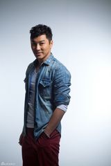 组图：谭耀文曝最新儒雅写真庆新年