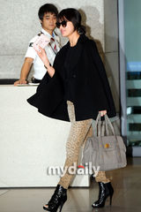 组图：张东健夫妇从伦敦返韩 河智苑豹纹裤抢眼