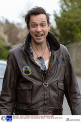 组图：超模凯特-莫斯夫妇出门遛狗潮范儿十足