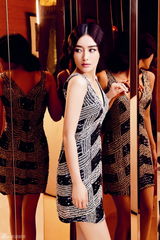 组图：秦岚登封面高贵气质展迷人魅力