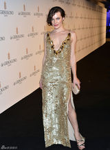 组图：乔沃维奇PK超模莎伊克深V秀性感