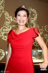 高清图：钟楚红为珠宝店剪彩 着红色礼服变公主