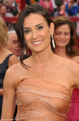 高清组图：奥斯卡红毯 黛咪-摩尔优雅亮相笑容迷人