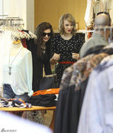 组图：斯威夫特斑点裙装出镜 身材窈窕长腿性感