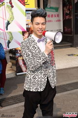 组图：Echo为个唱街头拉票 预告再现“好神舞”