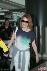 组图：玉置浩二携妻子抵港 期待演唱会