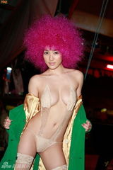 组图：G奶女星爆乳写真走红 长相酷似蔡依林