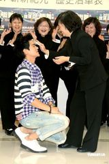 幻灯图：彭于晏坦言不爱三角恋 祝福周杰伦蔡依林