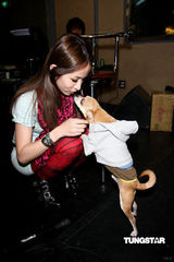 幻灯：萧亚轩为跨年演唱彩排 吴建豪探班送巧克力