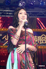 高清图：庾澄庆台北开唱 小S热情拥抱并送上蛋糕