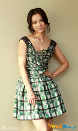 组图：汤唯紫绿格纹连衣裙妩媚 搭配黑色高跟鞋