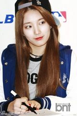 组图：missA运动装出席签名会变身棒球女孩