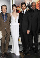 组图：贝尔和哈迪携妻甜蜜亮相《蝙蝠侠》首映