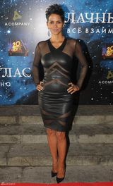 组图：《云图》莫斯科首映 哈利-贝瑞透视裙上阵