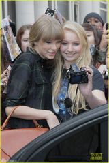 组图：泰勒斯威夫特格衬衫扮小清新与粉丝开心合照