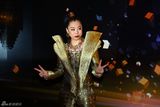 组图：2013新浪微博之夜红毯 黄绮珊黄金甲亮相