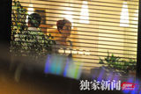 组图：李亚鹏王菲夫妇用餐会友 打扮时尚抢眼