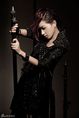 组图：万茜个性复古写真曝光 冷面朋克酷劲十足