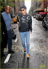 组图：蕾哈娜另类墨镜现身街头 展酷帅摇滚范儿