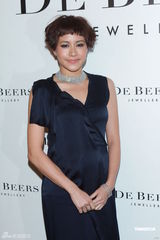 组图：赵薇忙于导演新电影 与林嘉欣分享儿女经