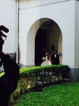 组图：张震大婚献吻娇妻 亲手为新娘提裙摆