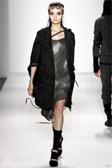 组图：19岁名模刘旭连登伦敦纽约国际时装周