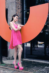 组图：周秀娜街拍大片曝光 桃红色性感俏萝莉