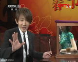 组图：刘谦再登春晚舞台搭档董卿演魔术