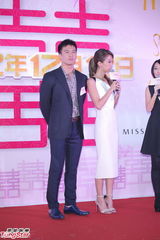 组图：安志杰谢婷婷亮相结婚派对 称还没求婚打算