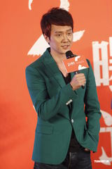 组图：倪妮素颜低调支持冯绍峰范冰冰新片