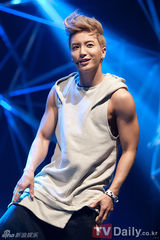 组图：f(x)喜夺MCD三连冠SJ超炫回归