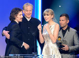 组图：泰勒等三人齐获最佳影视歌曲奖兴奋挥手