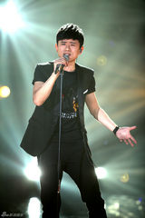 组图：歌手2邓紫棋白裙优雅 茜拉满文军补位