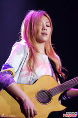 组图：蔡健雅抱吉他飙歌 压轴免费宣传新歌