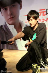 幻灯：郑元畅与歌迷见面互动 发EP开嗓秀唱功