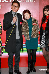 幻灯集：张可颐等出席新剧造型会 米雪大肚抢镜