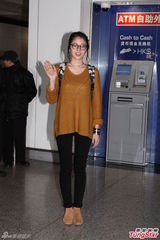 组图：长泽正美学生样抵港 秀中文问候新年