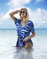 组图：凯特-阿普顿海边展诱惑 露深沟十足惹火