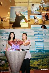 组图：莫文蔚银色短裙化身美人鱼 陪妈妈游伦敦