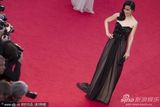 组图：李冰冰戛纳走秀长裙曳地露酥胸