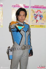 组图：吉冈毅志超人装会粉丝 否认动漫误导少年