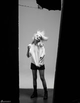 组图：90后歌手费雷拉写真 冷艳妆容上身激凸