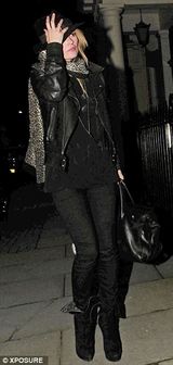 组图：超模凯特-摩丝深夜出行 豹纹围巾似女神