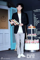 组图：金秀贤帅气夹克装出席某甜品开业典礼