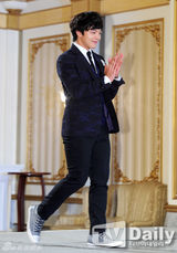 组图：吕珍九搭河妍秀演新剧《土豆星》