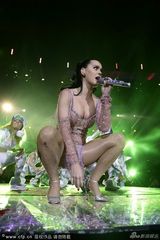 组图：佩里水钻装做性感M字腿 跳绳豪乳荡漾