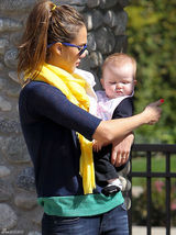 高清图：杰西卡-阿尔芭享受亲子时光小女儿可爱