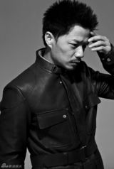 组图：段奕宏拍黑白质感写真 彰显熟男魅力本色