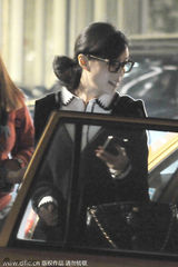 组图：张静初深夜挎包外出 戴眼镜装扮知性